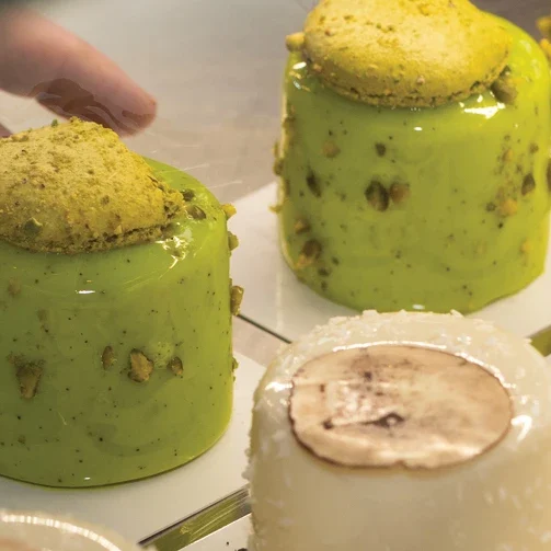 monoporcje w witrynie cukierniczej